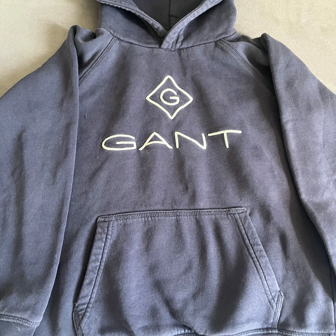 Mörkblå hoodie från GANT - 1