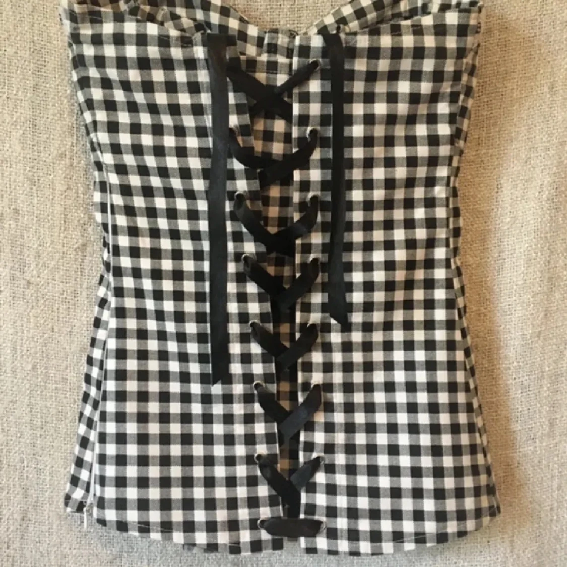 Rutig svartvit korsett med snörning - 1