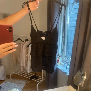 Super fin svart volang topp  - Aldrig använd pris lappen kvar köpt för 399 säljs för 200! 
