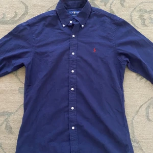 Mörkblå skjorta från Ralph Lauren - Klassisk mörkblå skjorta från Ralph Lauren i slim fit-modell. Nypris 1800, riktigt fet för skolstart