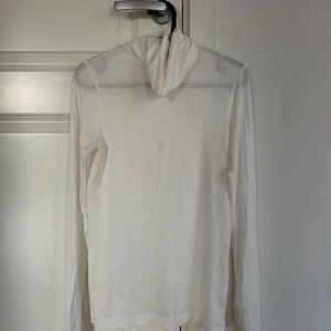 AVORA- polotröja  - Säljer min vita polotröja från Bianca Ingrossos märke AVORA, endast provad och är som ny, bara att jag har har tagit bort prislappen. Den är lite genomskinlig.