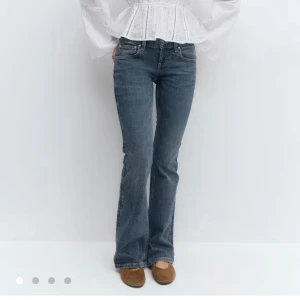 Blå bootcut jeans med broderade fickor - Snygga blå bootcut jeans med coola broderade detaljer på fickorna. Aldrig använd