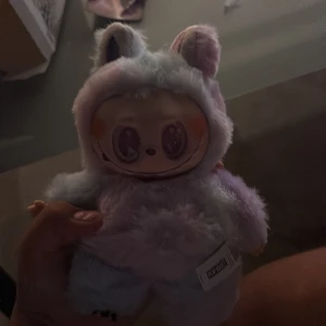 Labubu - Bilderna visar en söt samlarfigur från Pop Mart-serien 'Bunny Into Energy. En såkallad Labubu