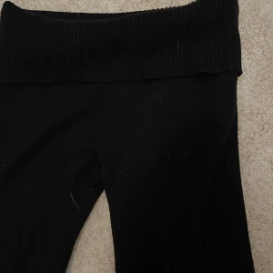 Stickade yoga pants - Stickade yoga pant från Gina Tricot! Köpte på Kidsbrandstore! Säljer då dem är försmå för mig! Storlek 170 men passar nog även vanlig xs-s beroende på hur lång man är💘🥹🍂