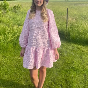 Superfin klänning 🩷🩷 - Sååå fin klänning med puffiga ärmar och öppen rygg med tre knyten! Helt oanvänd med lappar kvar. Den på bilden är i Xs och jag säljer en likadan i storlek S som är oanvänd 🩷🩷🩷 köpt från Nelly men märket är Pieces