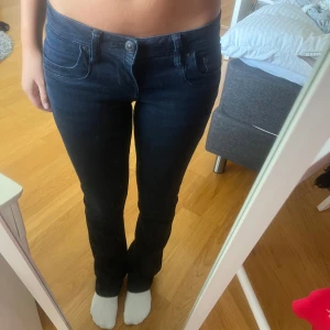Mörkblå jeans från LTB W24 L32 - Säljer ett par snygga mörkblå/svarta jeans i färgen nattblå från LTB i modellen valerie med bootcut stil och låg midja. Säljer då de är för långa för mig men annars är de inte mycket använda💕💕