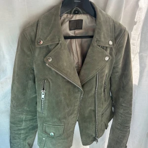 Mocka jacka från Jofama - Säljer min gröna jacka i äkta mocka från Jofama för att den har blivit för liten tyvärr. Det finns inga fläckar eller dylikt på jackan utan den är i mycket gott skick.  