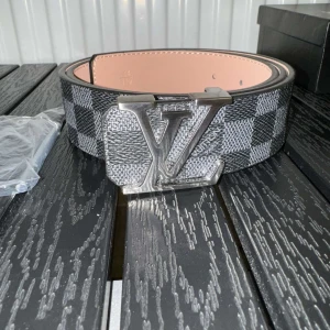 Äkta Louis Vuitton rutig bälte - Äkta Lv bälte med silver bältspänne, 110cm, ny och helt oanvänd. Kom dm.