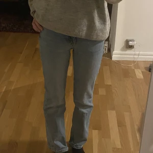 Straight Mid rise Jeans - Supersnygga ljusblå jeans ifrån Weekday. Köpta för ca 500. Modellen är Twig och de är straight, midrise Några defekter som man ser på till exempel tredje bilden, kan visa tydligare. Säljer då de är försmå!Pris kan diskuteras. Bilderna är från förra säljaren