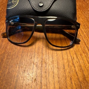 Ray Ban boyfriends RB4147 - Säljer ett par i princip helt oanvända rayban boyfriends, inga repor. Skriv gärna om ni har några funderingar.✌️