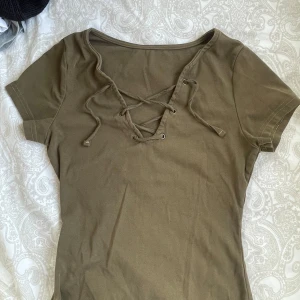 Olivgrön tröja - Olivgrön tröja med knytningar i storlek xs. Köptes på vintage varuhus i London men har ingen lapp💕💕
