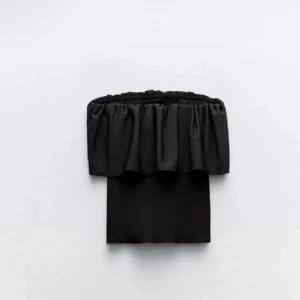 Svart volangtopp  - Supersnygg svart topp med volang upptill!!! Använd nån gång 