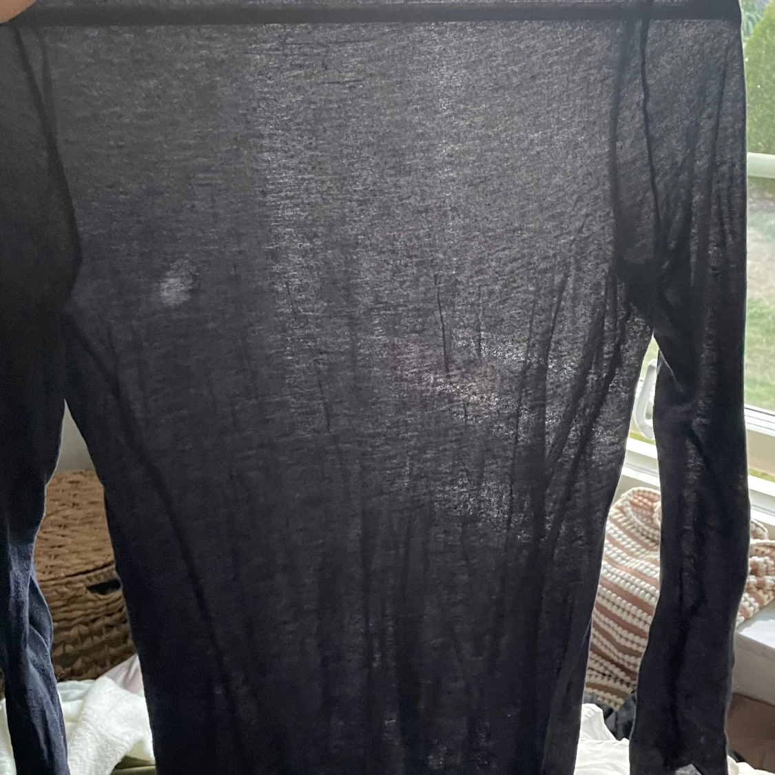 Mörkblå tunn långärmad tröja