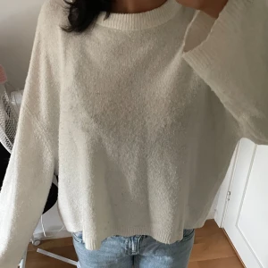 Vit stickad tröja med loose fit - Mysig vit stickad tröja med rund hals och långa ärmar. Tröjan har en loose passform och ribbade detaljer vid halsen och ärmsluten. Perfekt för att hålla sig varm och ändå se chill ut. Tröjan är i storlek xl men passar mig som har S 