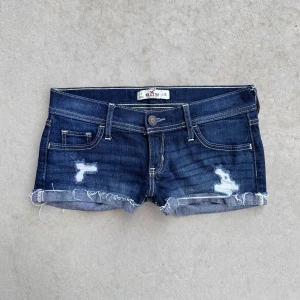 viral Hollister low rise mini jeansshorts  - pinterest virala hollister jeansshorts 💜skicket är som 10/10 💜mått på bilderna 💜läs min sida för mer info