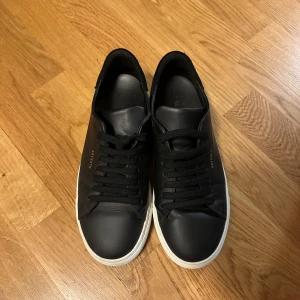 Axel Arigato svarta sneakers - Minimalt använda sneakers från Axel Arigato. 