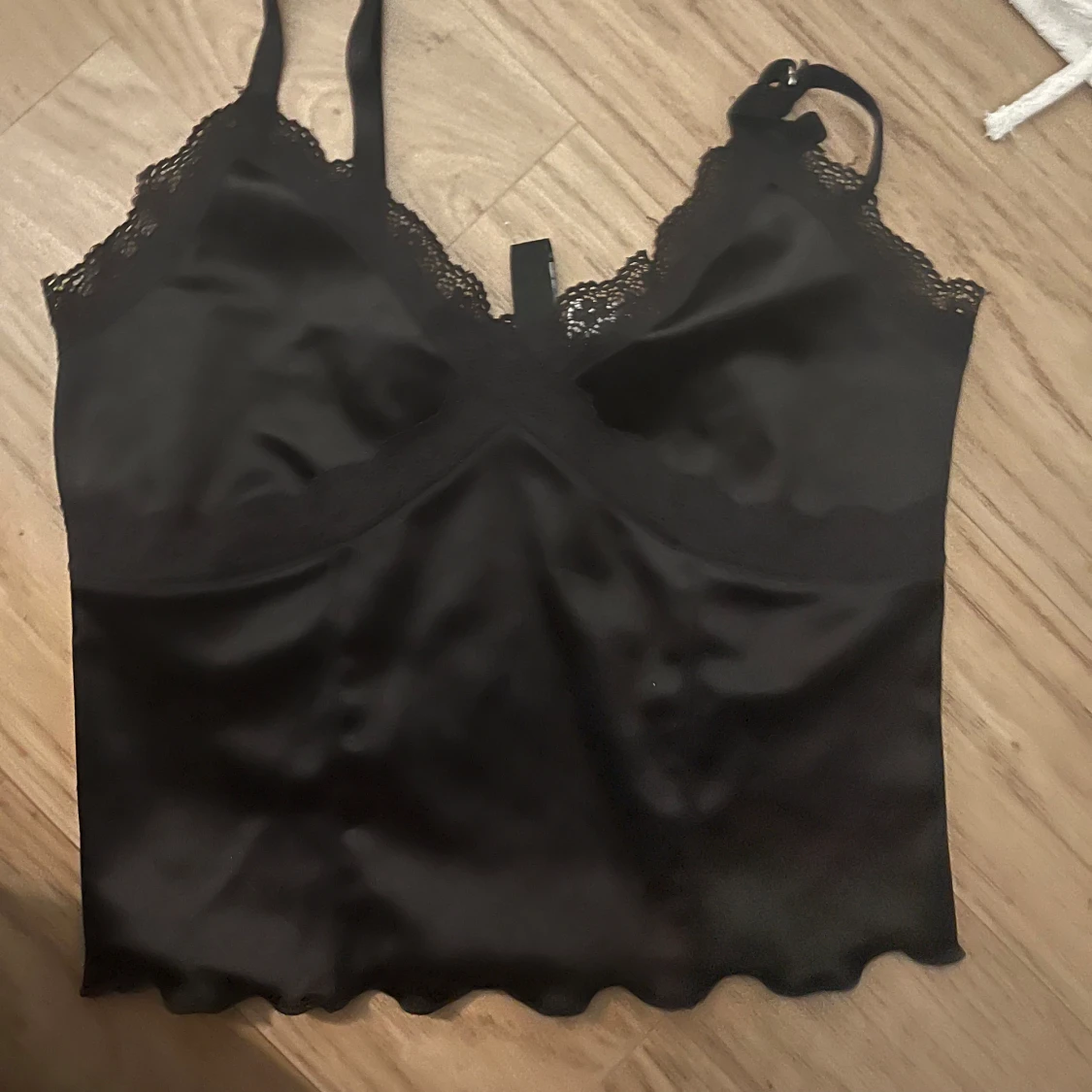 Satinlinnen med spetsdetaljer - 1