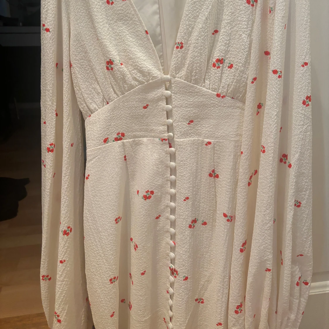 Vit kortklänning med röda blommor