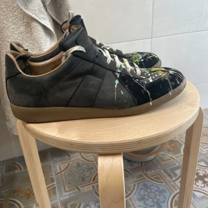 Maison margiela gats - Maison margiela gats I svart med färg. Väldigt mycket slitage och flera defekter, men är iallafall äkta till skillnad från nästan alla andra på pluck( även dem med kvitton) köp gärna här eller på Vinted.                Nypris 8k