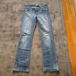 Blå bootcut jeans från Tom Tailor - Snygga ljusblå jeans från Tom Tailor med klassisk bootcut-passform. Nästan aldrig använda, fråga gärna om mått eller bilder på🥰