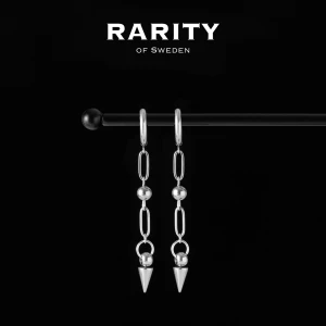 Revenge Spike Earring - Silver: Silvriga örhängen med nitar - Snygga silvriga örhängen från Rarity of Sweden med kedjelänk-design, runda pärldetaljer och coola konformade hängen längst ner. Perfekt för dig som gillar edgy och stilrena smycken med attityd.