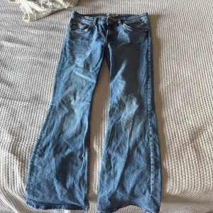 Blå bootcut jeans från 157 lowbody - Säljer ett par skit fina bootcut jeans från lager 157 dom är lågmidjade och short i längden.