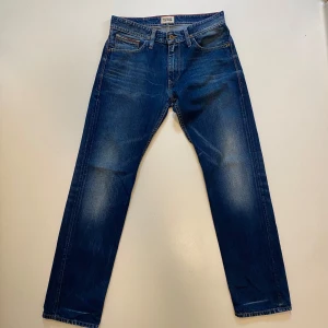 Blåa Tommy Hilfiger jeans  - Blåa Tommy Hilfiger jeans //  Mycket bra skick //  Storlek W31 L32 //  Skriv vid minsta fråga eller fundering💯🤝