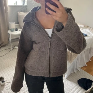 Brun teddyjacka med dragkedja S - Super fin teddy jacka från h&m! Kommer ej till användning därav säljer jag den