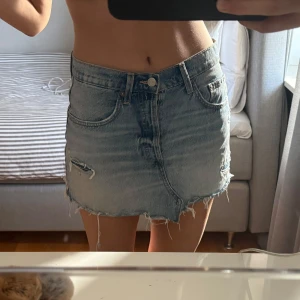 Jeanskjol med slitningar - Säljer denna jeanskjol med slitningar på från Zara. Storlek M, passar S också. Midjemått: 38 cm. Endast använd fåtal gånger och i super fint skick, tvättad en gång. 200 kr + frakt. Vid fler frågor, etc skriv privat 🙌🏼🩷🙏🏼🏄🏽‍♀️✌🏼🍋‍🟩❤️‍🔥