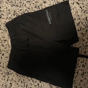 Svarta Essentials shorts - Helt nya Svarta shorts från Fear of God Essentials i storlek S. 