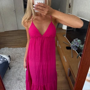 Rosa maxiklänning med vadderad kupa - Söt långklänning från H&M med vadderad kupa. Aningen för kort på mig som är 170 cm