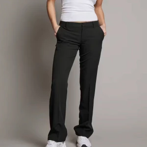  kostymbyxor bootcut - säljer mina bootcut kostymbyxor som är lågmidjade från bikbok pga att dom var för små❤️ de är i nyskick ❤️