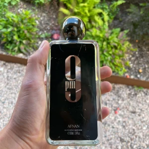 Afnan 9PM Eau de Parfum 100ml - Afnan 9pm som håller extremt länge på min hud, ca 70-80/100 ml kvar i flaskan🙌förpackning har varit fuktig, men funkar alldeles bra ändå🙌