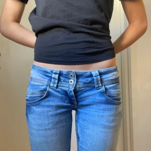 Low waist jeans - Jag säljer ett par ljus blå pepe jeans som är väldigt snygga. Tyvärr passar dom inte mig längre. Storlek 27/34 