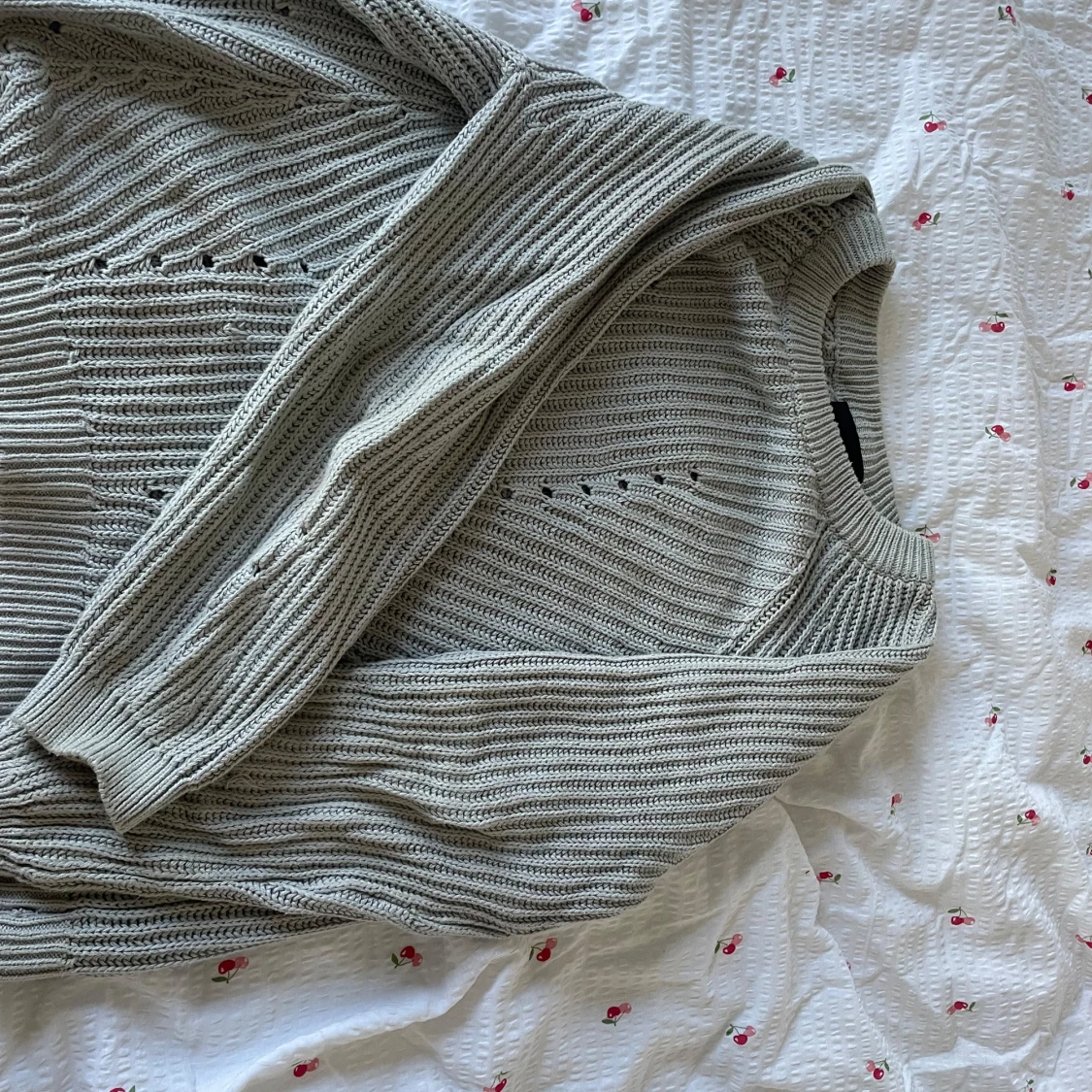 Beige stickad tröja med hålmönster - 2