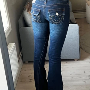 True Religion Joey Low Rise  - OBS: båda knapparna finns på fickorna, ser bara ut så på bilden 🥰 Assnygga mörkblå True Religion Joey Low Rise jeans!! Perfekta nu till hösten och så sköna ❣️Storlek 25 i midjan och 82 cm innerben! Bootcut modell 😊