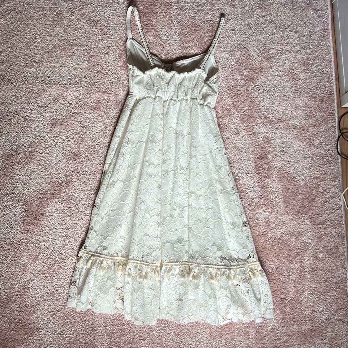 Vit spetsklänning med snörning - 1