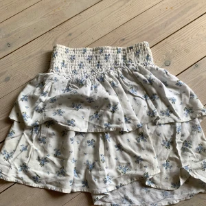Vit blomning kjol från hollister  - Jättefin blomning kjol från hollister💗 Använts inte jättemycket men ändå i jättebra skick! 