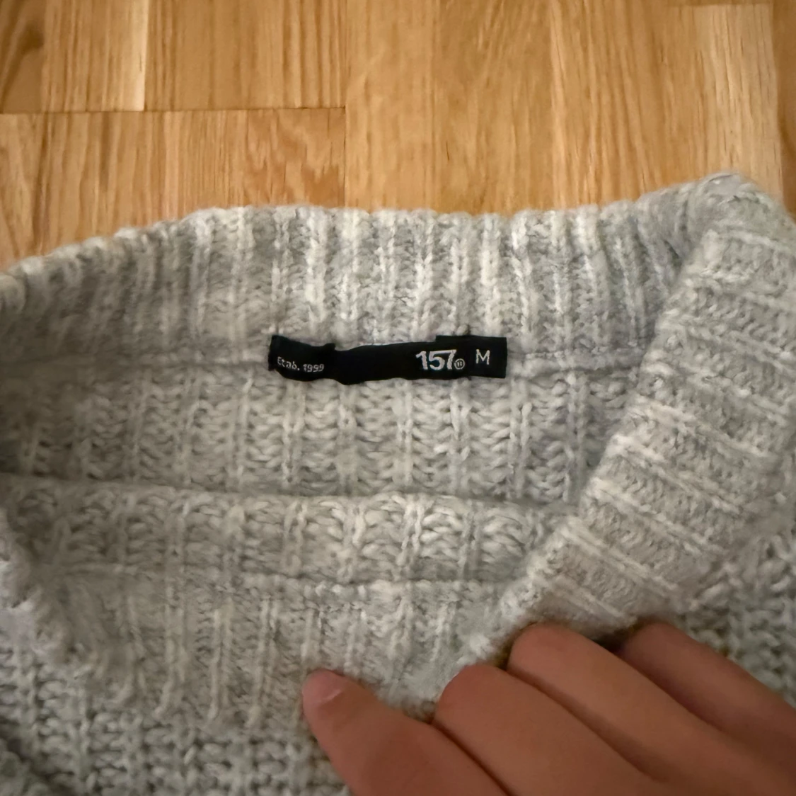 Grå stickad tröja  - 2