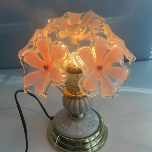  Aesthetic blommig lampa🌸 - Jag säljer en skit gullig dekorativ bordslampa med blommiga glaskupor i rosa och transparent glas, den passar perfekt som inredningsdetalj för dig som gillar💕(Den gunkar) 