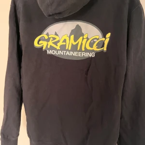 Gramicci hoodie - Säljer dennna Gramicci hoodie, köpt på miinto för 900kr, använd endast ett fåtal gånger!