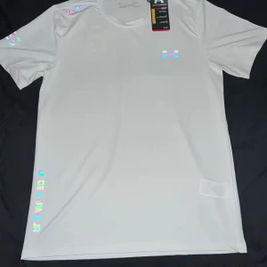 Under armour T-shirt vit  - Säljer helt nu under armour t Shirt i vit. Passar om man har s ochså 