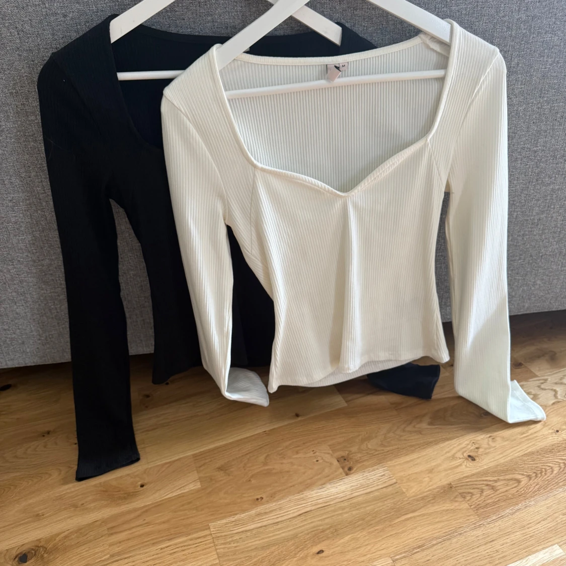 Ribbad vit och svart långärmad topp