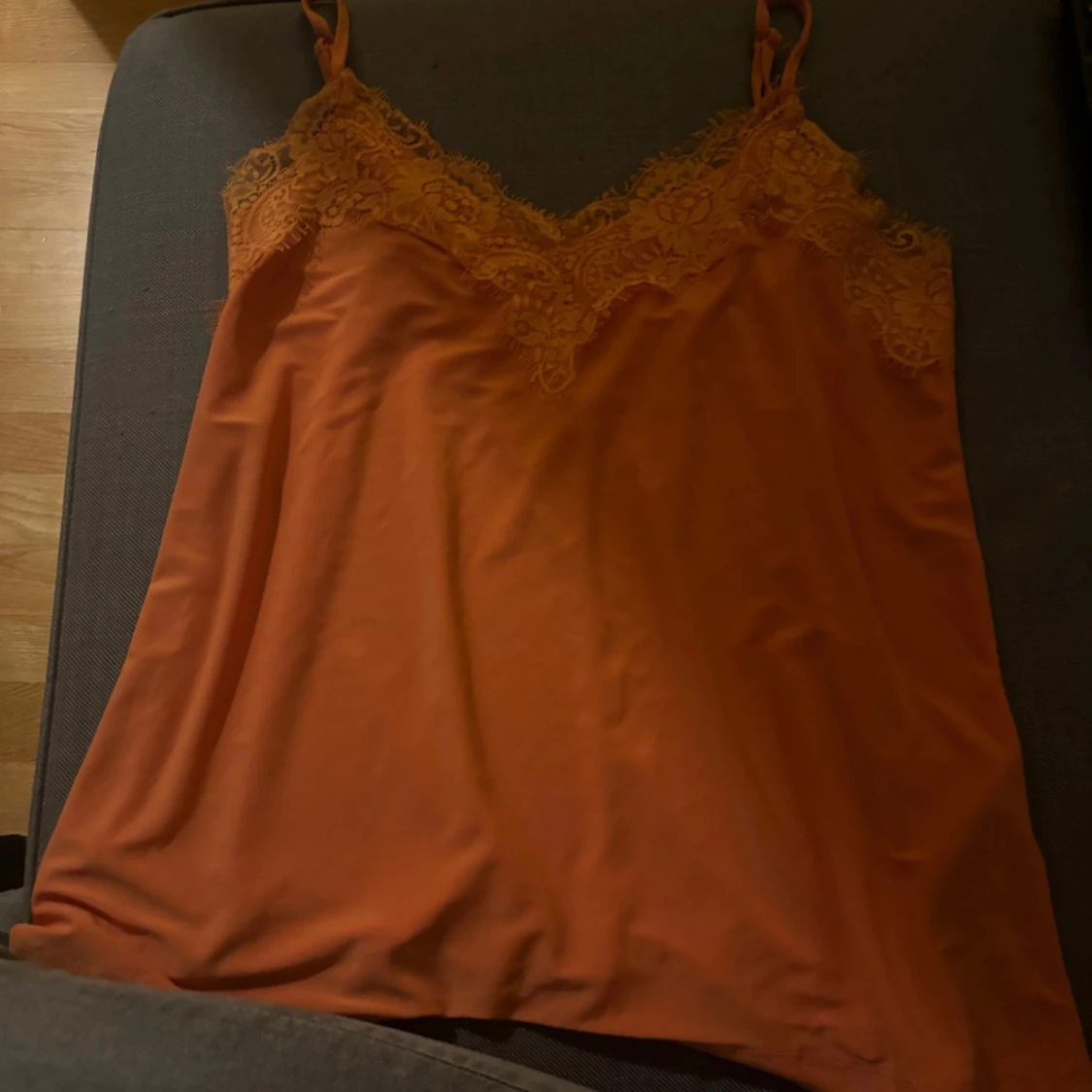 Orange linnetopp från Amisu