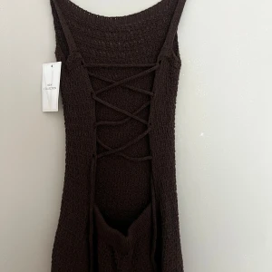 Exklusiv klänning från spansk marknad  - En helt oanvänd klänning med lappen kvar från en spansk marknad, broderad med knytning i ryggen samt en slit längst ner🤎