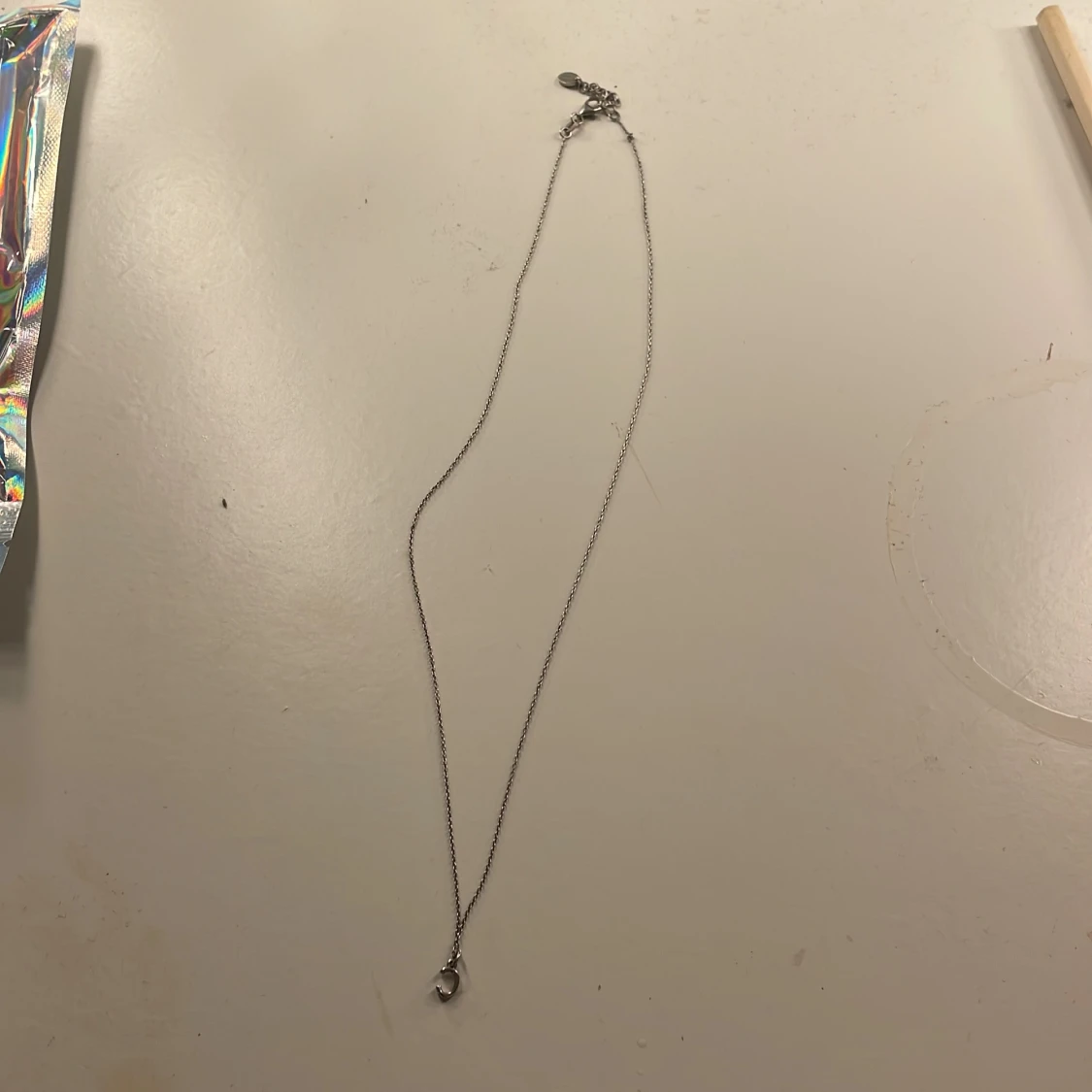 Silverhalsband med bokstaven C