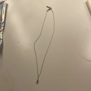 Silverhalsband med bokstaven C - Snyggt halsband i silverfärgad metall med en tunn kedja och ett C. Perfekt för dig som gillar minimalistiska smycken med en touch av mystik. Passar till alla outfits och är lätt att matcha med andra accessoarer.