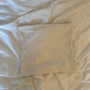 Tubtopp - Jättefin vit tubtopp som jag inte använder då den är alldeles för tajt på mig! 💓🙌 inga defekter och vid snabb försäljning kan priset diskuteras ☺️