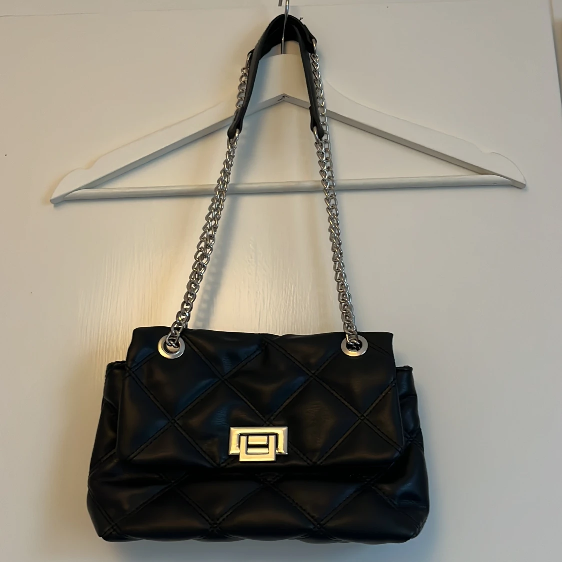 Svart quiltad axelväska med kedja