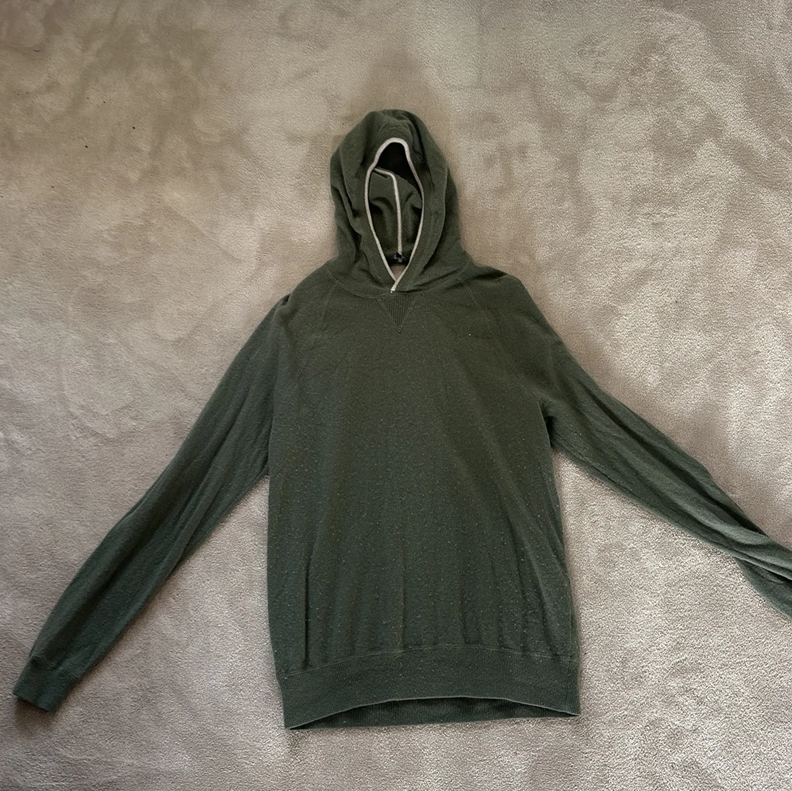 Grön hoodie från Vince i kashmir